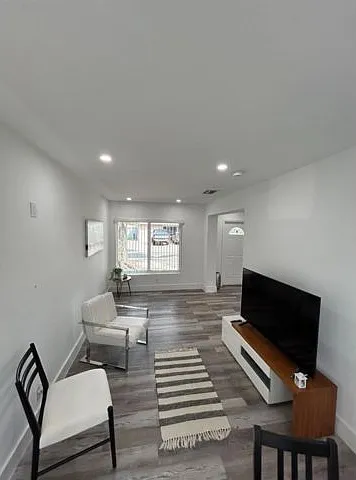 3201 SW 9th Ave — Photo 3