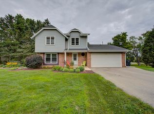 2630 S Meadowmere Pkwy, New Berlin, WI