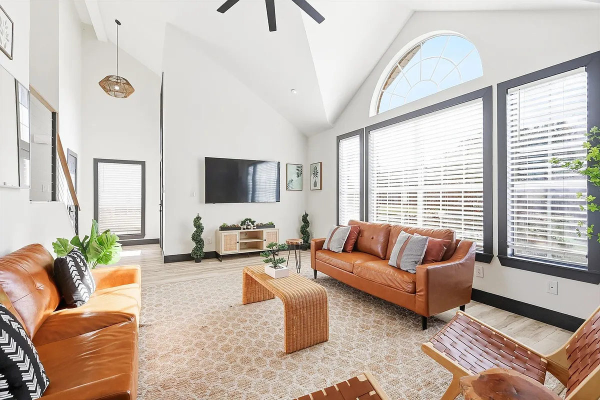 Building Photo - 6440 Knoll Ridge Dr