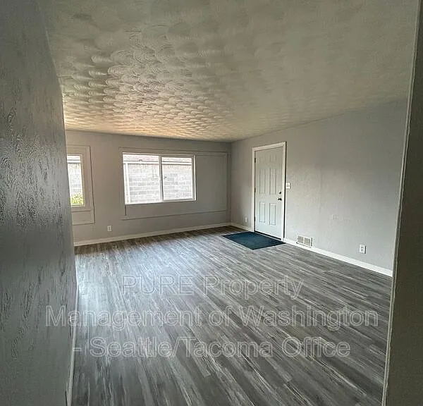 721 S Ainsworth Ave — Photo 4