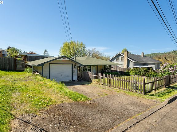 5th image of 444 SE Eastwood St