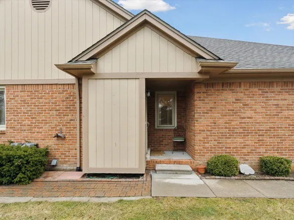 16615 Country Ridge Ln, Macomb, MI 48044