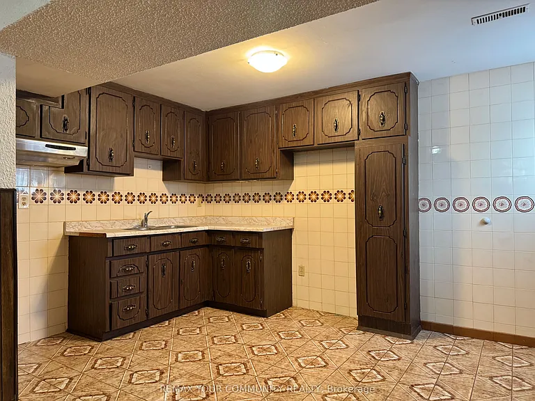 165 Aberdeen Ave — Photo 33