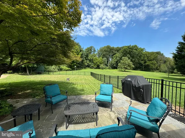 1542 Crowell Rd, Vienna, VA 22182