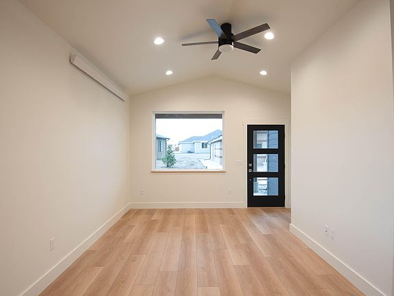 3rd image of 1407 Windsor Dr #E