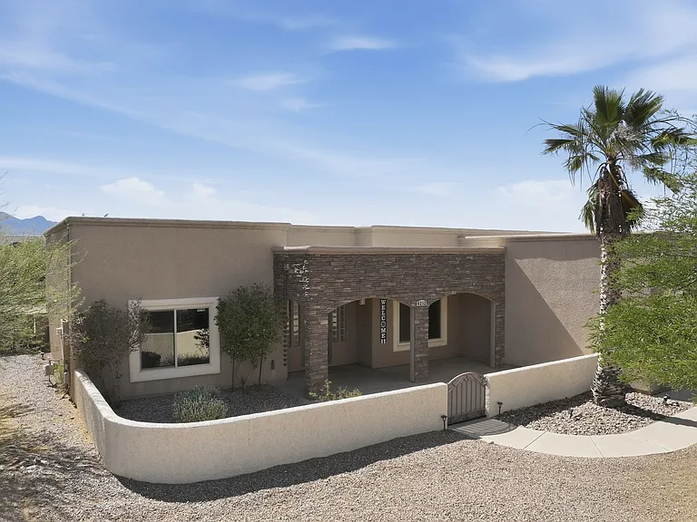 4212 S Hackberry Dr — Photo 2