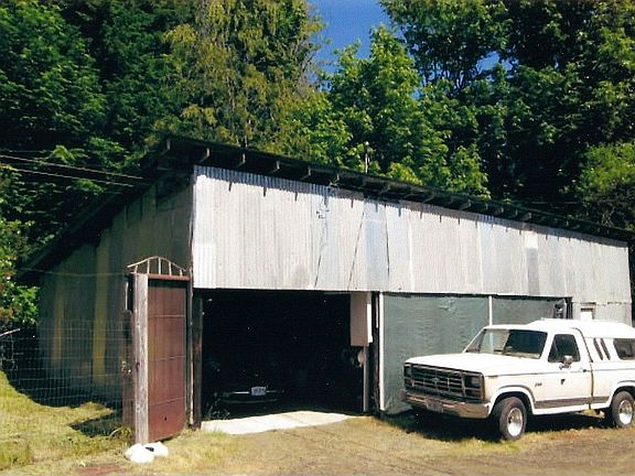 Three stall garage w/ shop