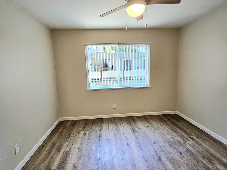 527 Walker Dr — Photo 7