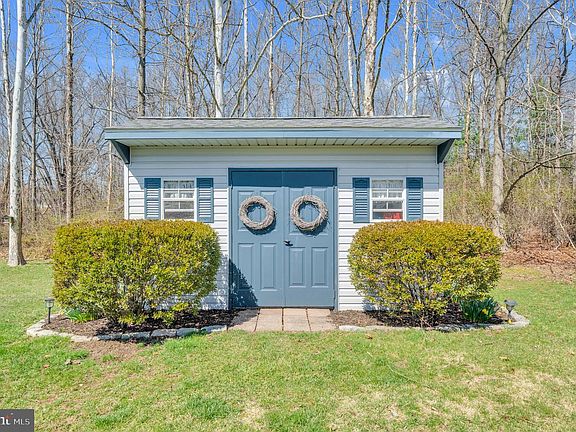 3rd image of 3832 Dakota Rd