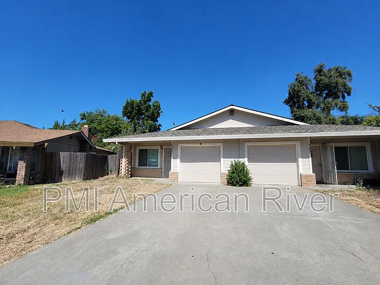 1321 Oak Terrace Ct — Photo 2