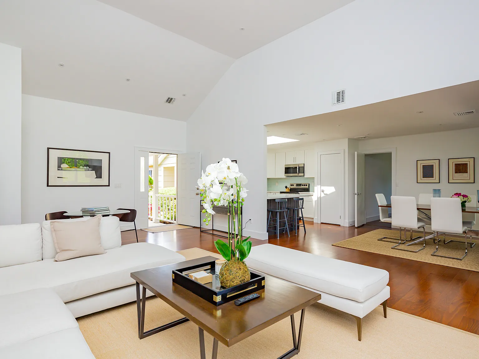 St Andrews Renovated One Level Condo — Photo 2