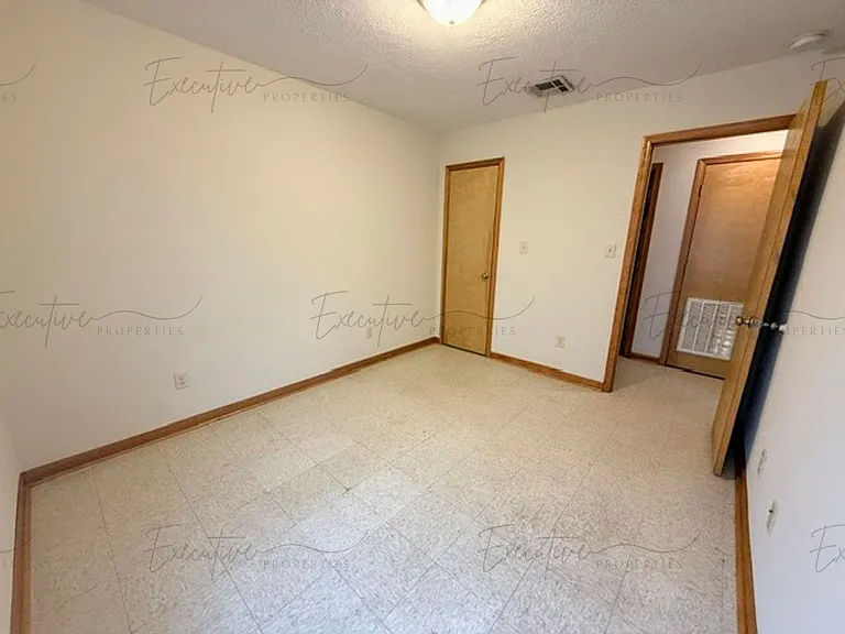 2212 N Malcolm St — Photo 12