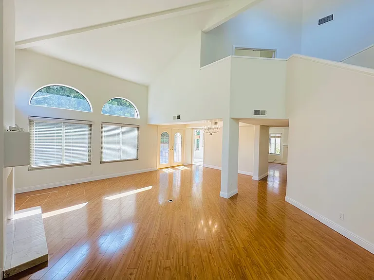 6635 Soaring Dr — Photo 6