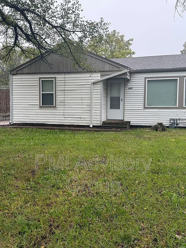 2 bed, 1.0 bath, 747 sqft, $750 — Photo 2