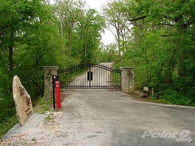 Beautiful gated entry, entry overlooks the James River.