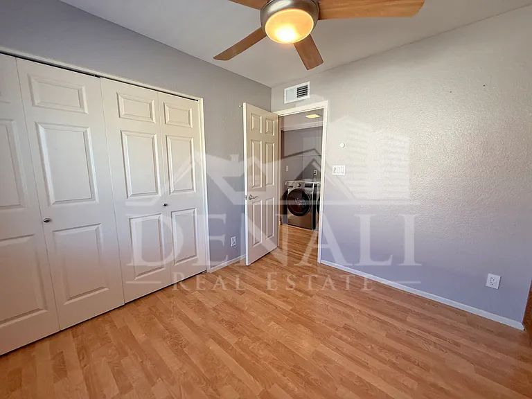 811 E Chilton Dr — Photo 32