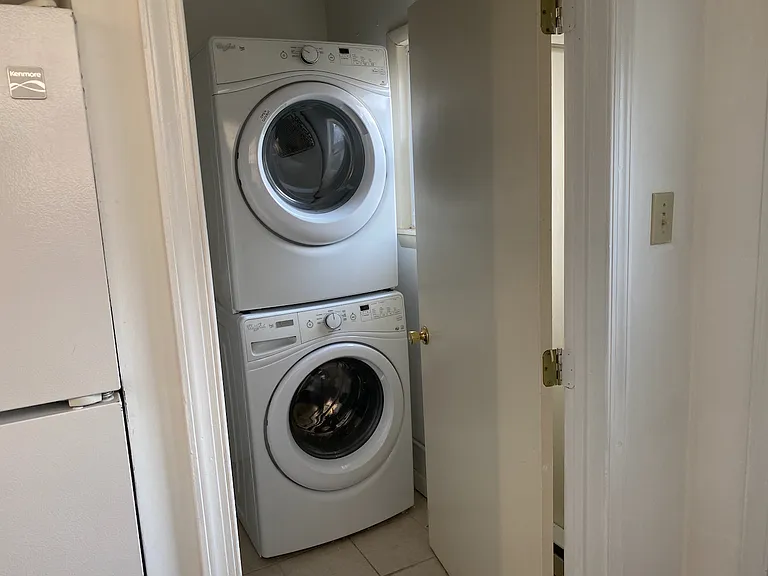 Washer/dryer in half bath