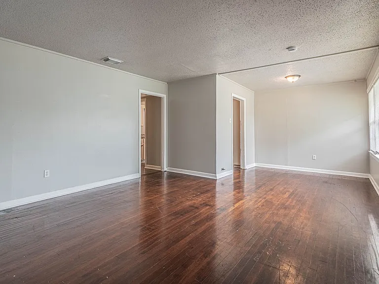 5818 Glenhurst Dr — Photo 2