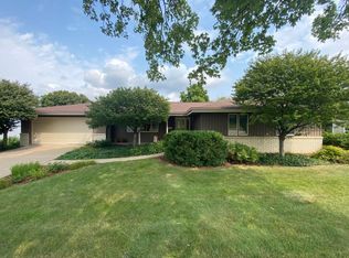 2345 Knob Hill Dr, Dubuque, IA 52003