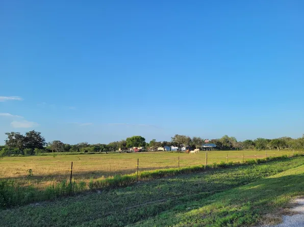 796 Shelly Rd, Goliad, TX 77963