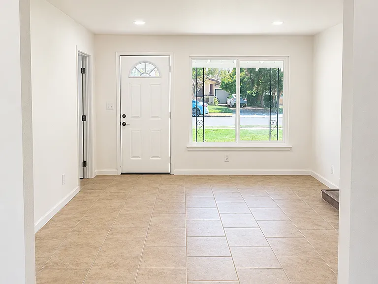 1021 E Cortland Ave — Photo 3