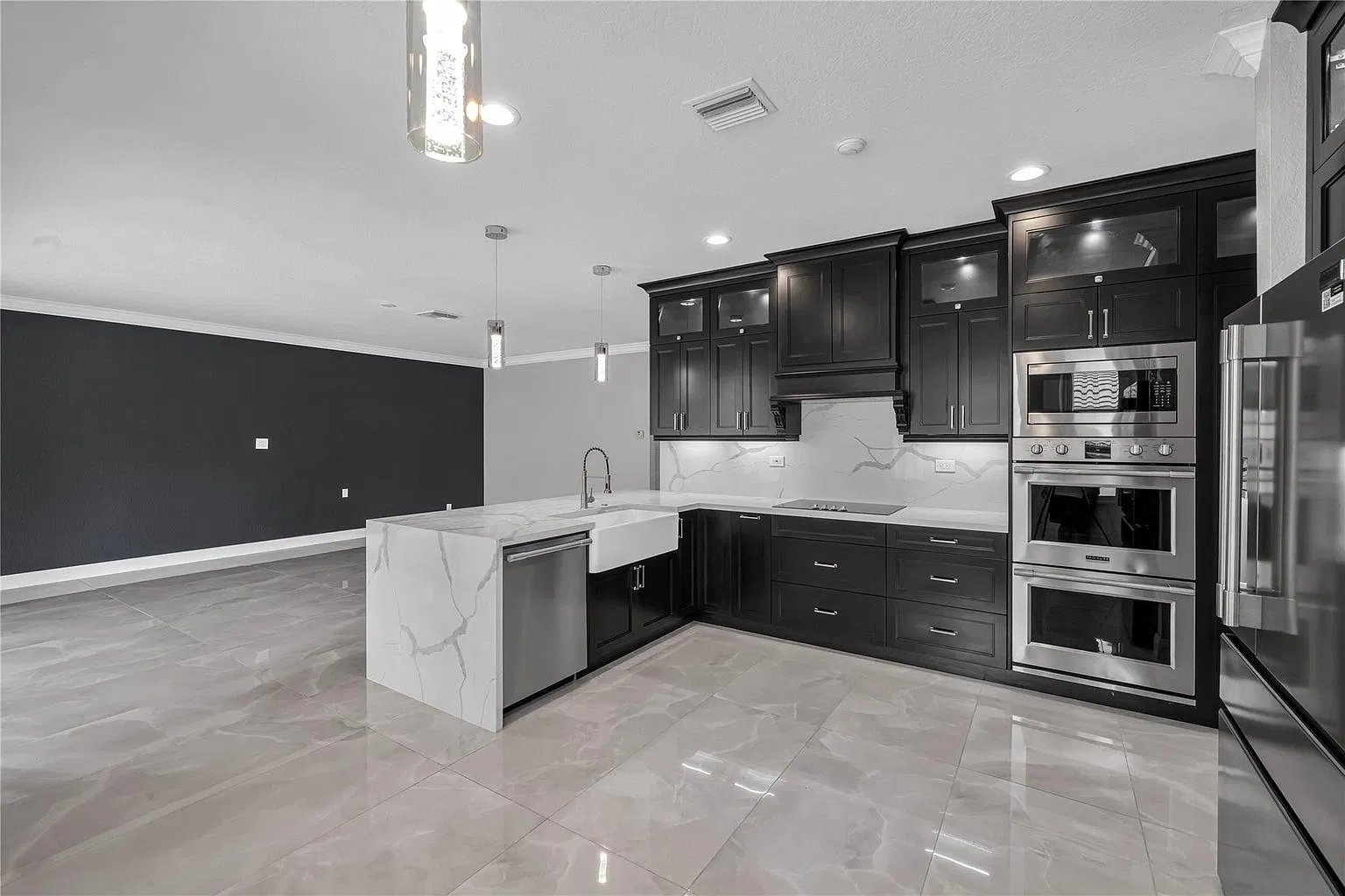 4 bed, 2.5 bath, 2730 sqft, $6,200 — Photo 2