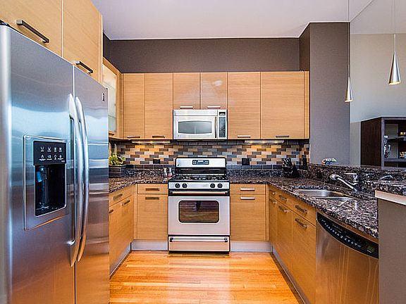 4th image of 500 W Superior St Unit 913