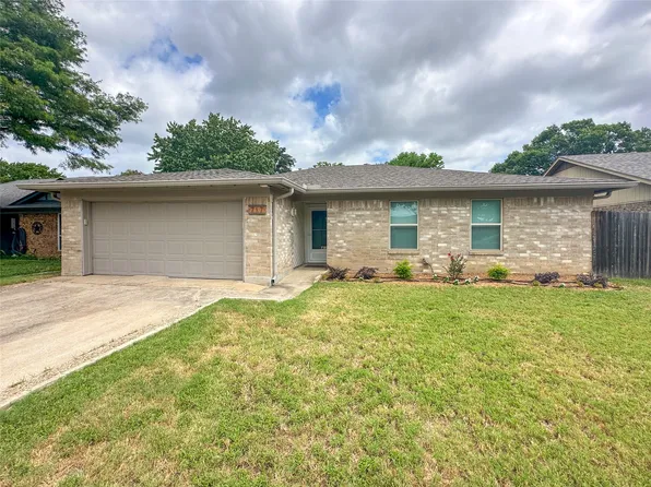 717 Mountain Laurel Ln, Bedford, TX 76021