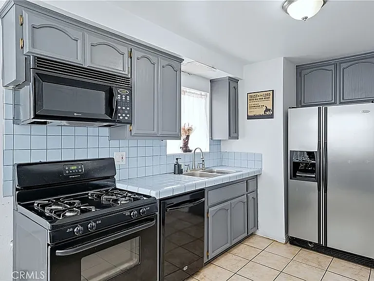 6244 S Comstock Ave — Photo 3