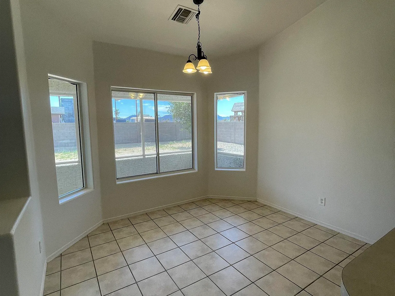 4 bed, 2.0 bath, 1800 sqft, $1,900 — Photo 4
