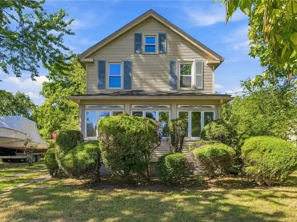 11 Tourtelot Ave, Warwick, RI 02886