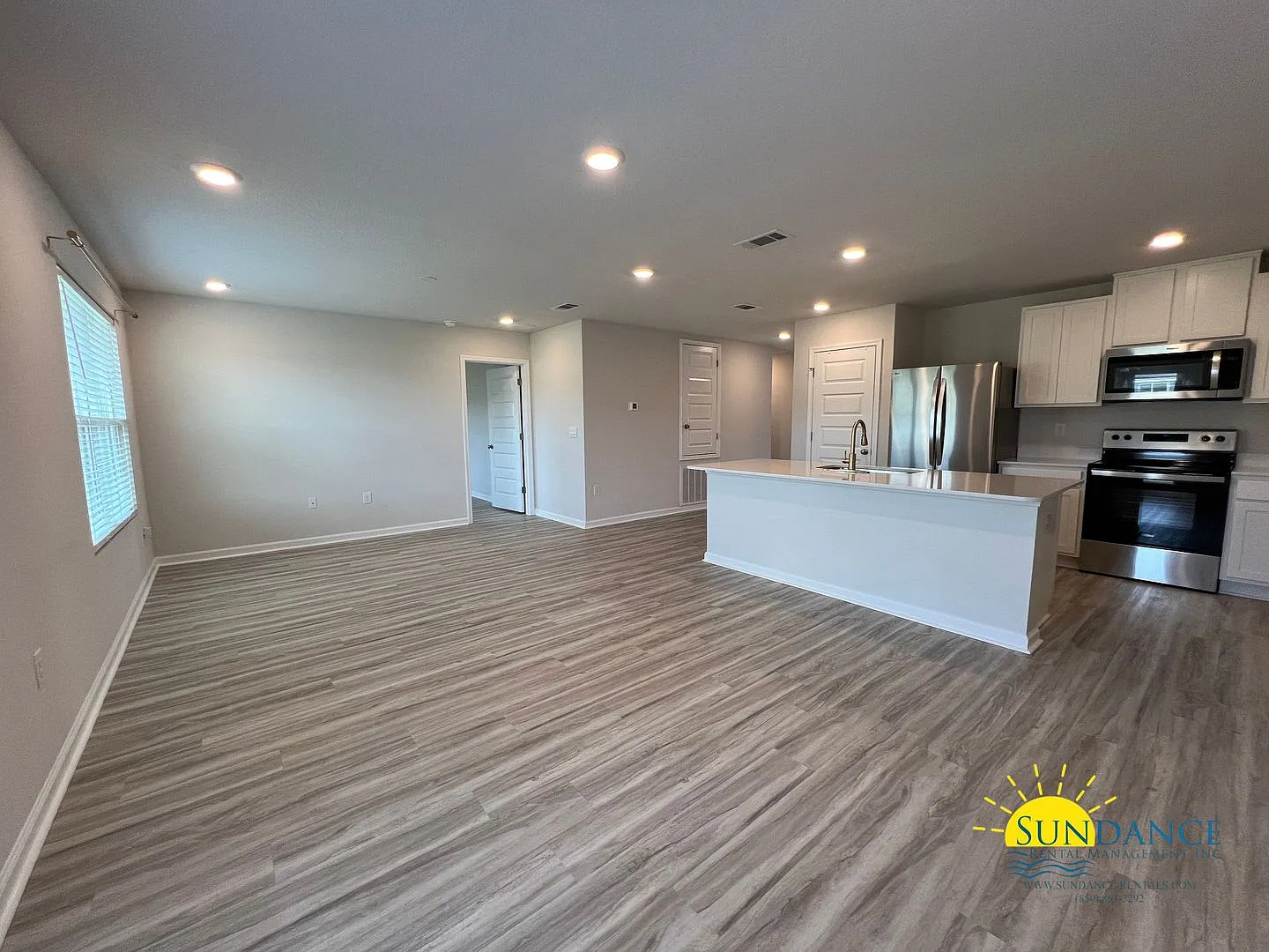 Spacious 4-Bedroom Home in Silver Lake Village, Crestview! — Photo 2