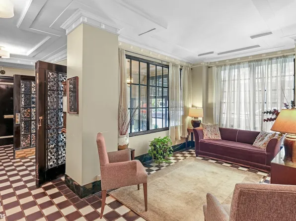 32 Washington Square West image 23 of 26