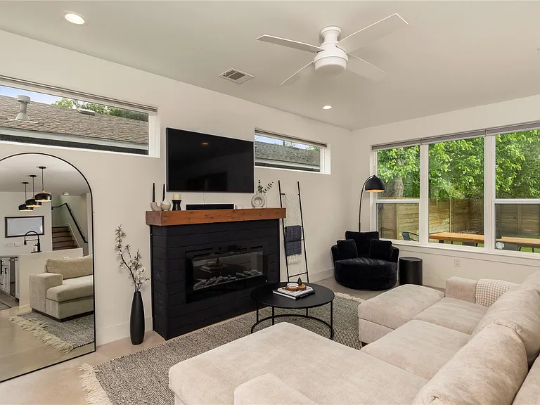 1129 Henninger St #B — Photo 9