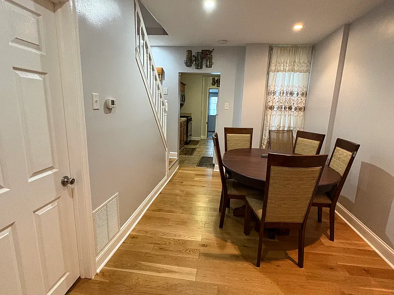 2105 Greenwood St — Photo 13