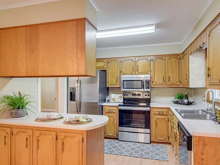 3649 Lynnwood Dr — Photo 12