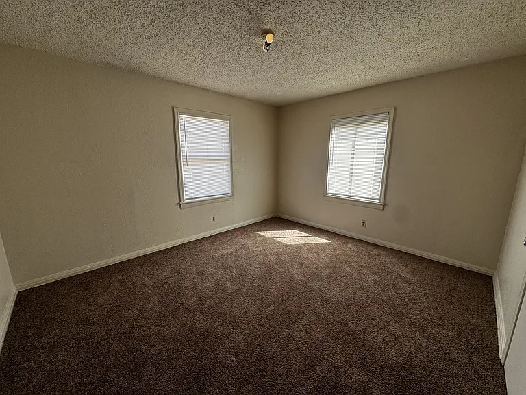 4220 Broaddus Ave — Photo 7