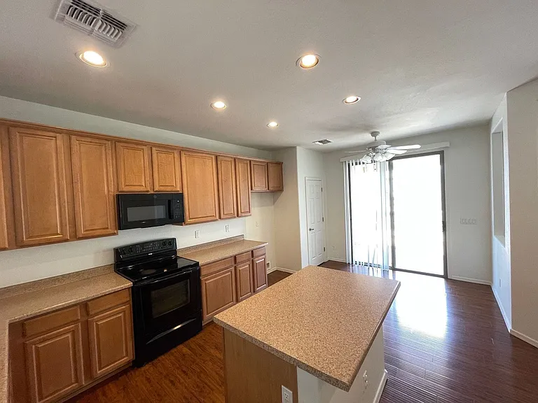 18235 N Alicia Ct — Photo 7