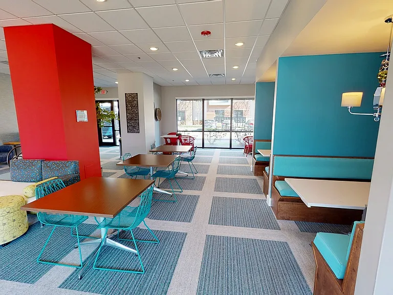 The-Quarters-Bloomington-Clubhouse-Study-Area