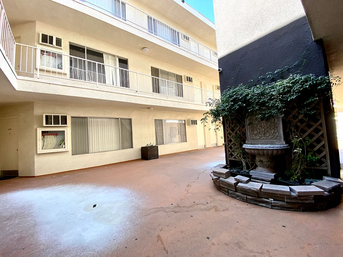 Building Photo - 1543 N Bronson Ave #106