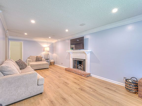 4th image of 5329 Village Way