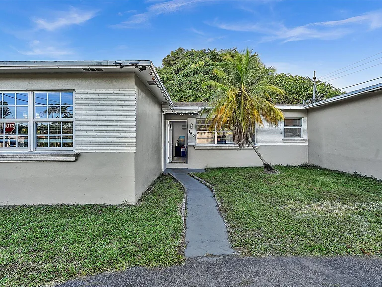 700 SW 5th Ct — Photo 4