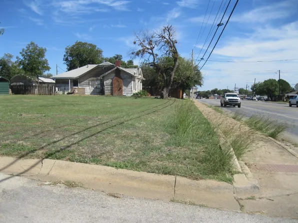 1310 W Walker St, Breckenridge, TX 76424