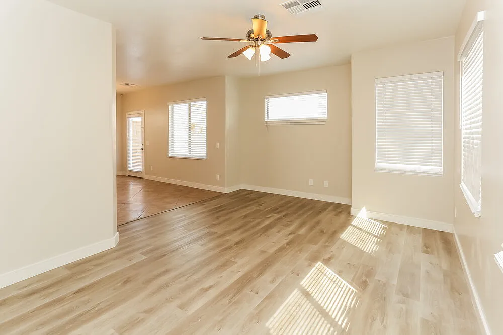 3 bed, 2.5 bath, 1721 sqft, $2,145 — Photo 4