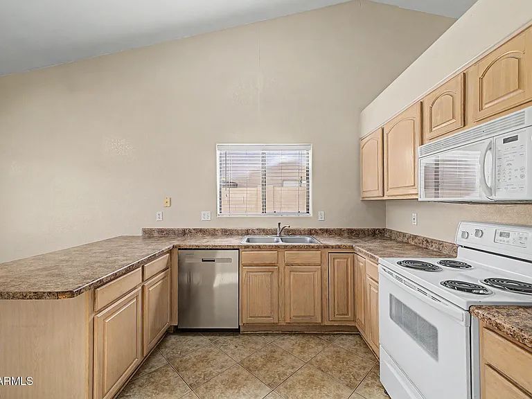 1913 E Marquette Dr — Photo 10
