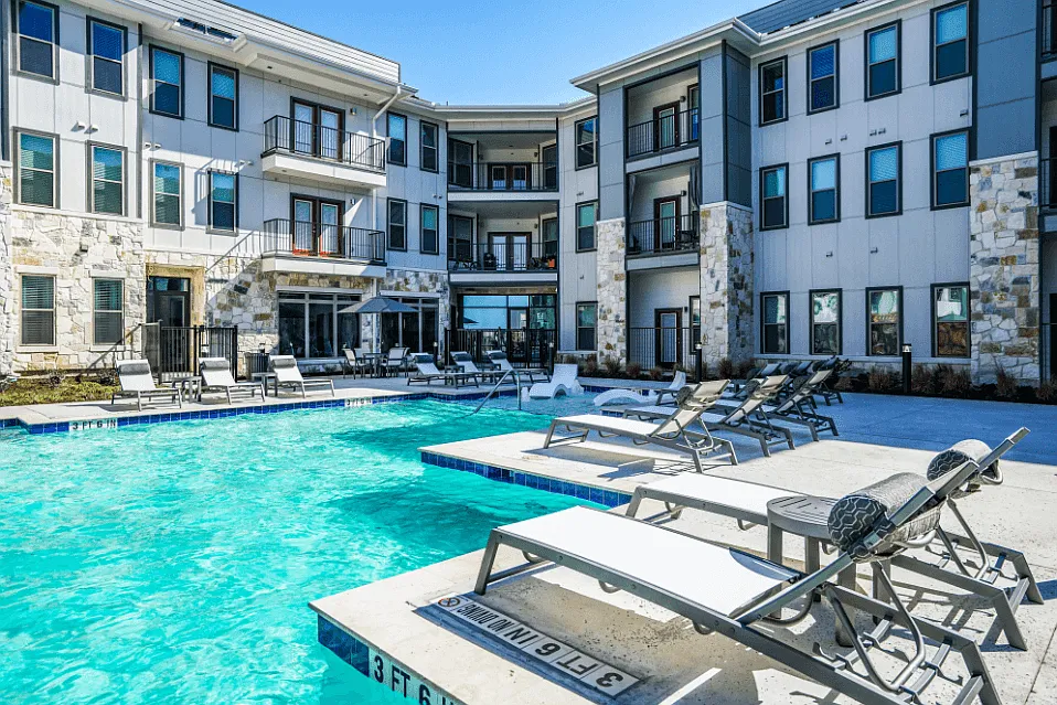 The Grand at Manor Apartments — Photo 3