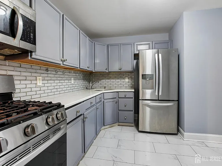 396 College Dr — Photo 4