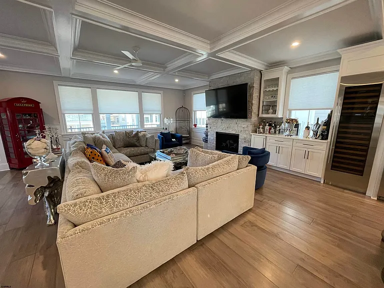 102 S Essex Ave — Photo 10