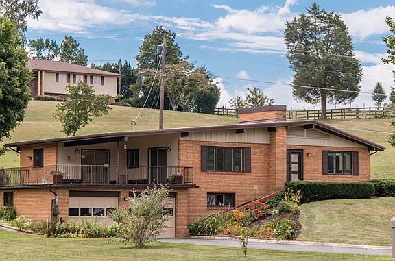 3rd image of 15209 Fairoaks Ln