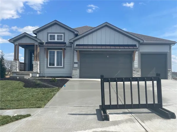 18509 Mohawk Ln, Overland Park, KS 66085